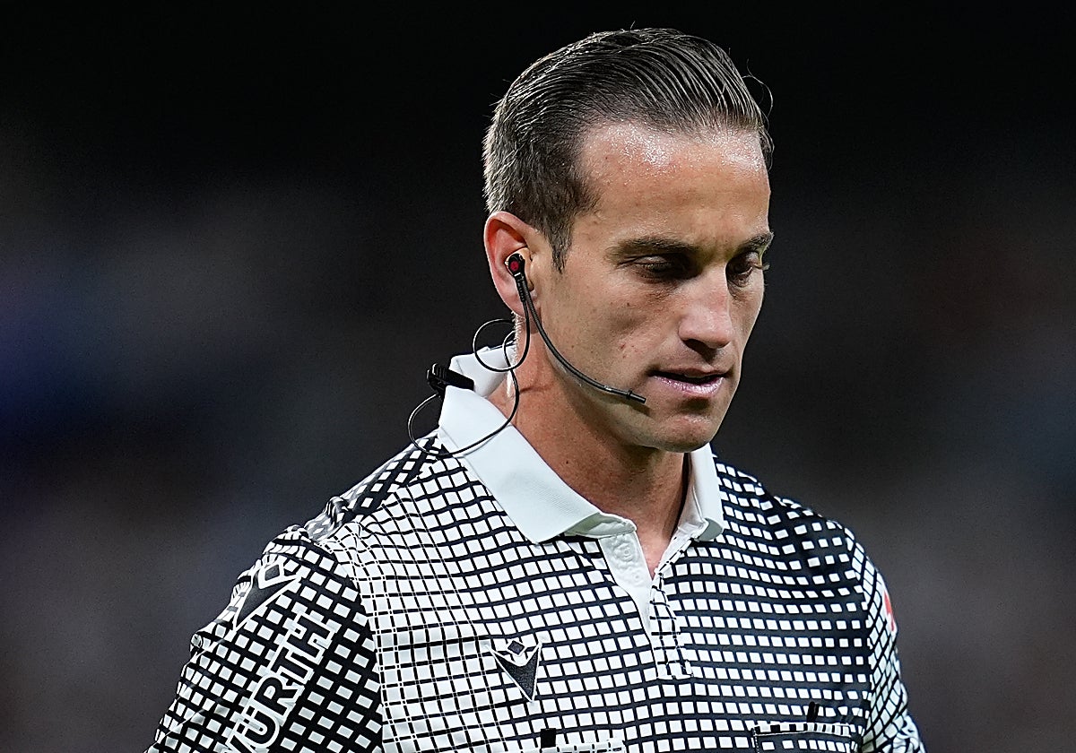 Javier Alberola Rojas dirigirá el Sevilla FC - Atlético de Madrid