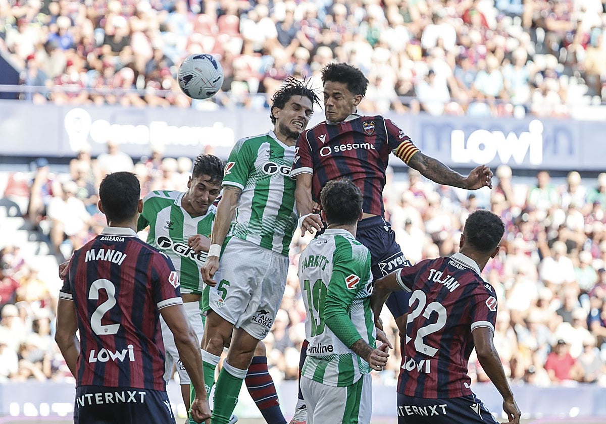 Bartra salta ante Brugué durante el Levante - Betis