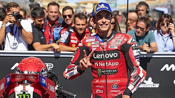El rey de Alcañiz no abdica: Marc Márquez somete al poleman Bezzecchi en MotorLand