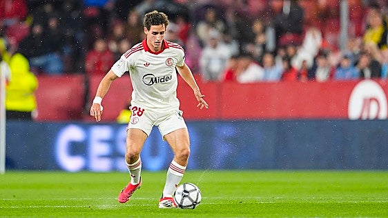 Manu Bueno se queda en el Sevilla con ficha del primer equipo
