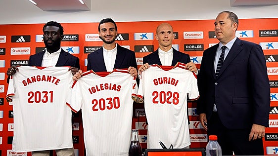 El Sevilla FC busca un pivote para culminar con su mercado de fichajes