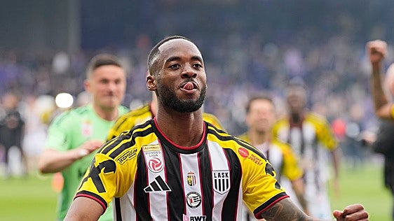 El Sevilla FC activa la salida de Manu Bueno y negocia por Melayro Bogarde como sustituto