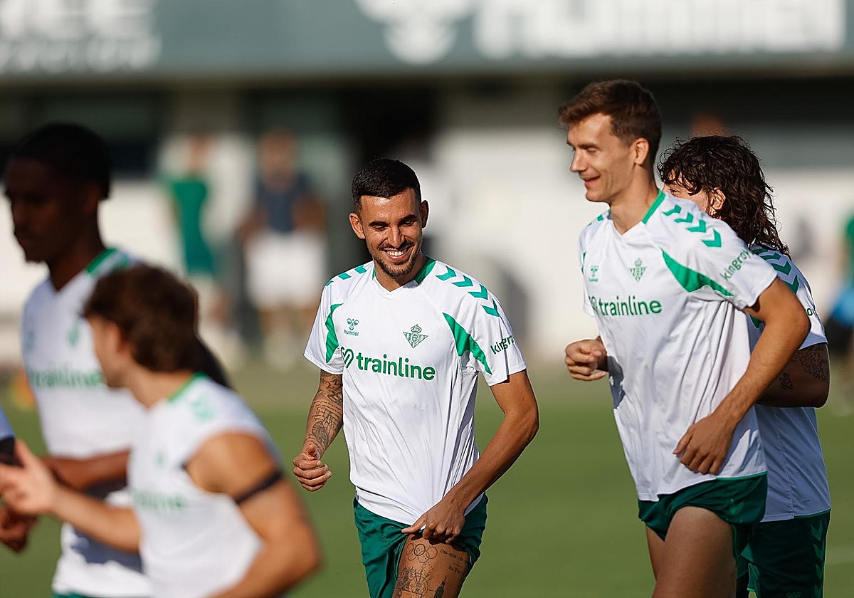 Dani Ceballos, junto a Diego Llorente, en su primer entrenamiento como bético en esta segunda etapa.