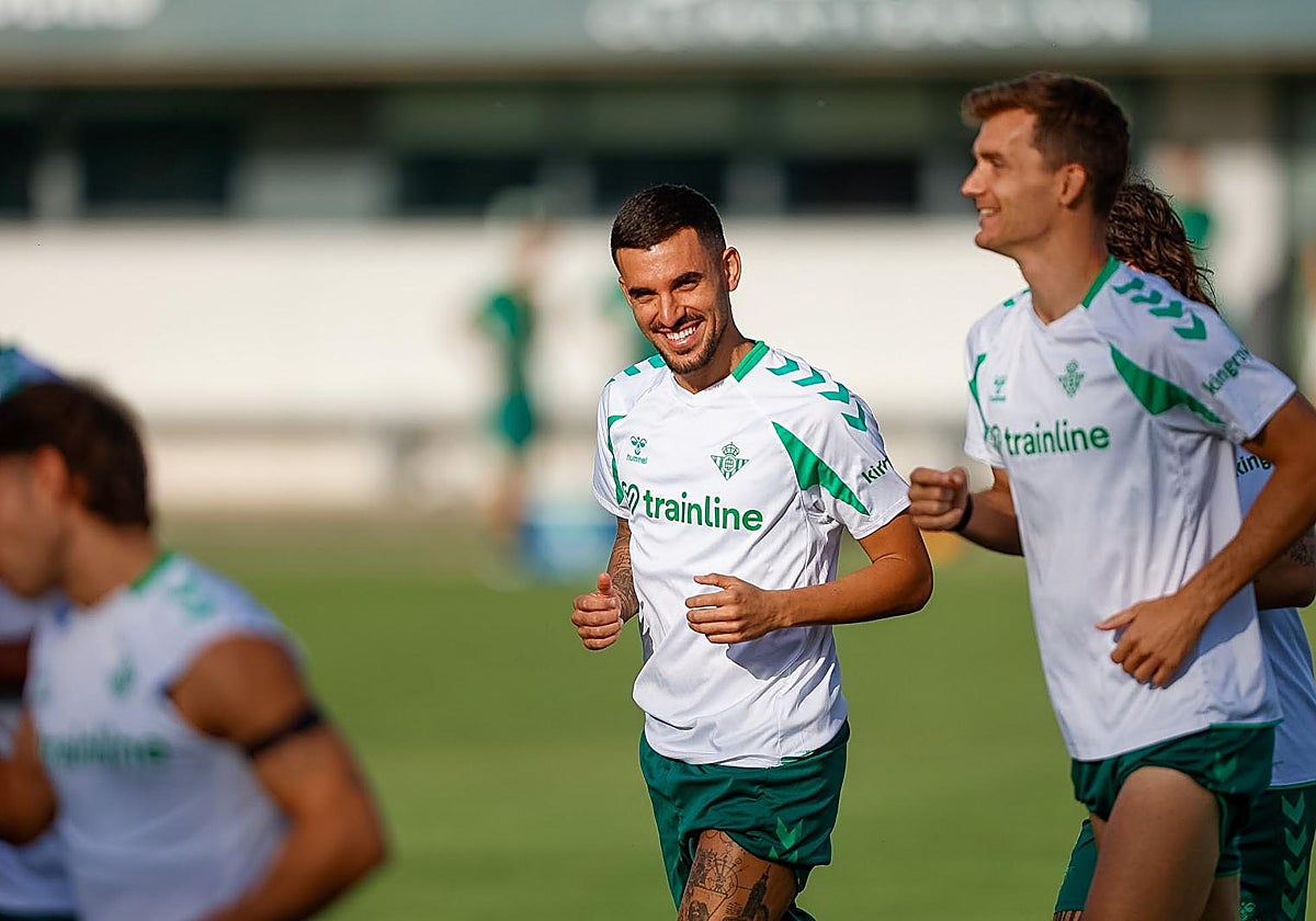 Dani Ceballos corre junto a Diego Llorente en su primer entrenamiento como bético.