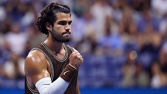 A qué hora es el Alcaraz - Yibing y dónde ver en televisión y online el partido del US Open