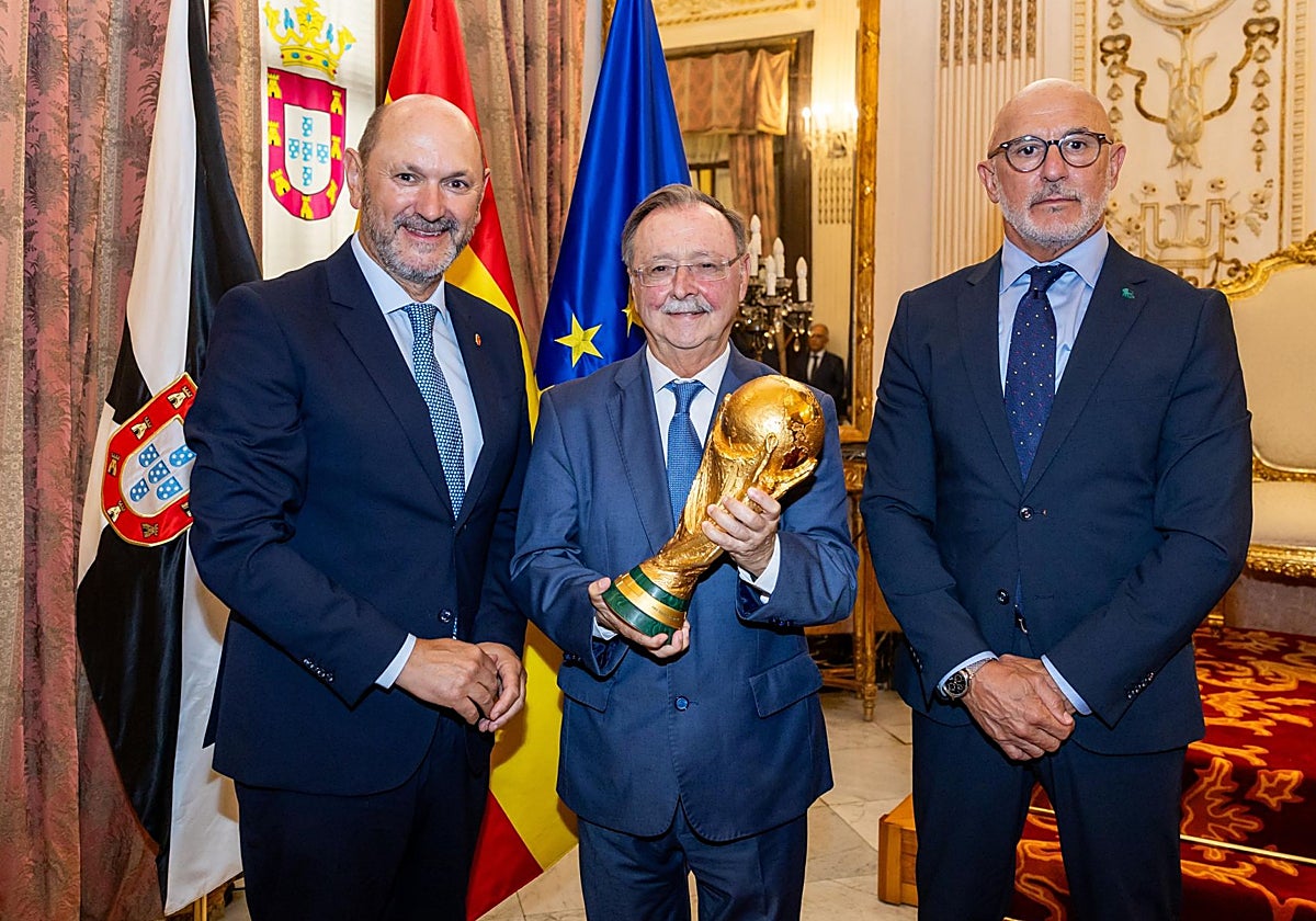 Louzán y De la Fuente, en Ceuta: «Todos los caballas os habéis convertido en mis ídolos» thumbnail