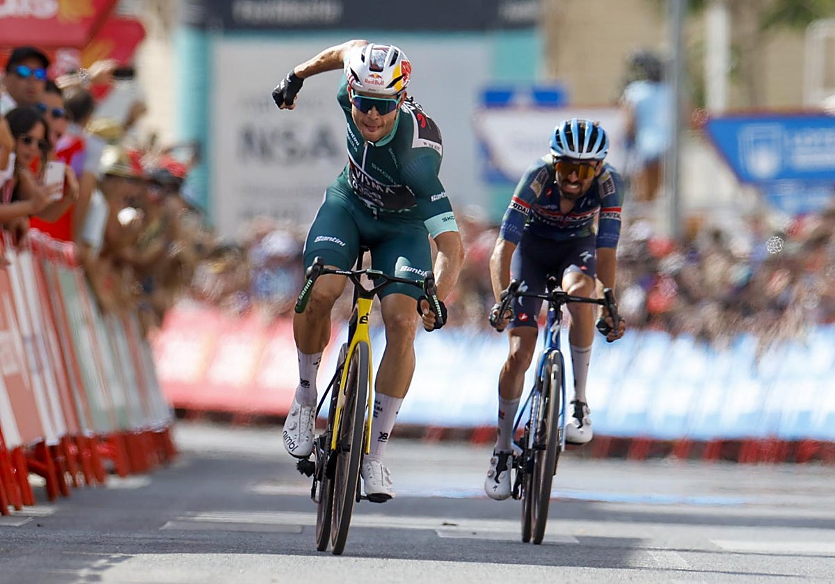 El gigante Van Aert triunfa con el casco dibujado por sus hijos