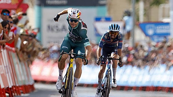 El gigante Van Aert triunfa con el casco dibujado por sus hijos