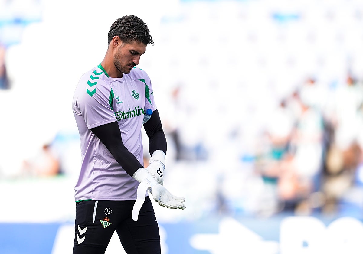 Diego Conde se ajusta los guantes durante la pretemporada del Betis