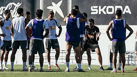 El Valencia visitará el Sánchez-Pizjuán en plena crisis y con bajas importantes