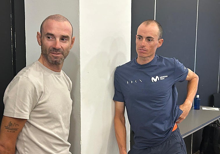 Imagen principal - Enric Mas recibe la vista de Alejandro Valverde, seleccionador nacional.