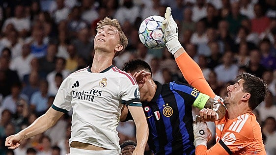 Un mal Madrid, un gran Courtois y tres puntos entre pitos