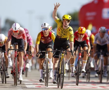 Imagen secundaria 1 - Enric Mas, otro día como líder, y Brennan celebra su cuarta victoria en la Vuelta 2026.