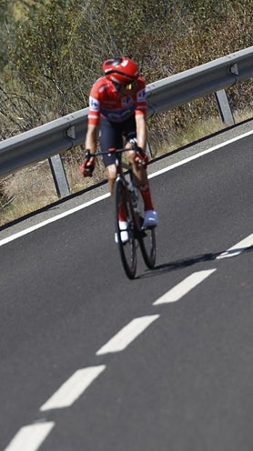 Imagen secundaria 2 - Enric Mas, otro día como líder, y Brennan celebra su cuarta victoria en la Vuelta 2026.
