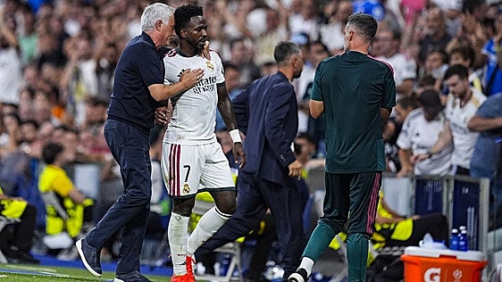 El Bernabéu se ceba con Vinicius mientras Mourinho le protege y «tiene un plan para él»