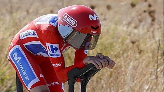 Enric Mas salva la contrarreloj ante Roglic y ata media Vuelta