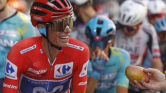 Calma tensa en la general: Enric Mas y Roglic guardan las garras para la batalla final en el Collado del Alguacil