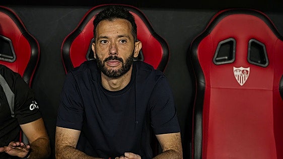 El Sevilla FC deja a Corberán, increpado por los hinchas del Valencia, en la cuerda floja