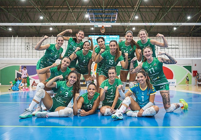 Las jugadoas del Fundación Cajasol Andalucía celebran su triunfo sobre el Kiele Socuéllamos