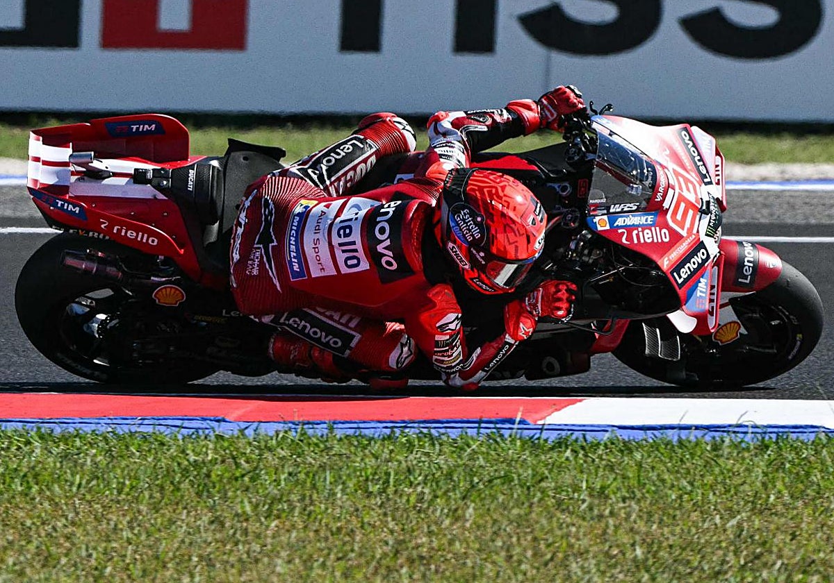 Marc Márquez siembra el pánico en los rivales y se pone líder del Mundial en una histórica exhibición de los pilotos españoles