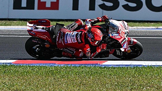 Marc Márquez siembra el pánico en los rivales y ya lidera el Mundial