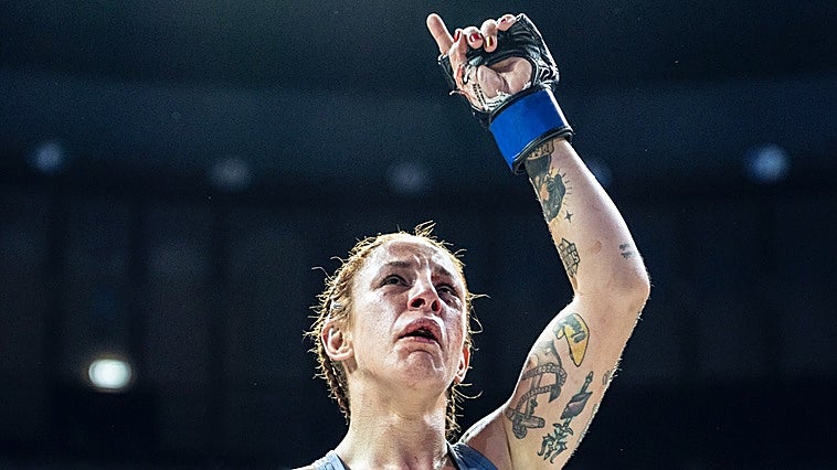 Sara Viéitez, ante el primer cinturón femenino de WOW: «Es algo histórico en las MMAs en España»