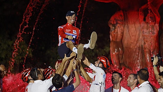 «He soñado cada noche con ganar esta Vuelta»: la redención dorada de Enric Mas