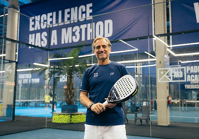 El entrenador posando con su pala en una de las pistas de la academia