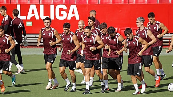 Alineaciones del Sevilla FC - Barcelona de LaLiga EA Sports 2026-2027: onces y banquillo de suplentes