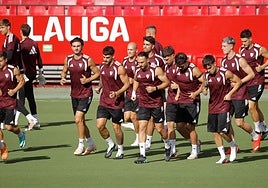 Alineaciones del Sevilla FC - Barcelona de LaLiga EA Sports 2026-2027: onces y banquillo de suplentes