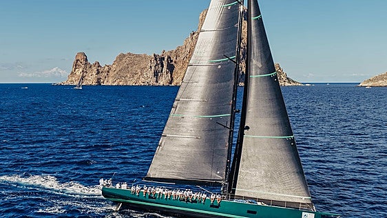 Es Vedrà pone la guinda a la Ibiza JoySail que se decidirá el domingo