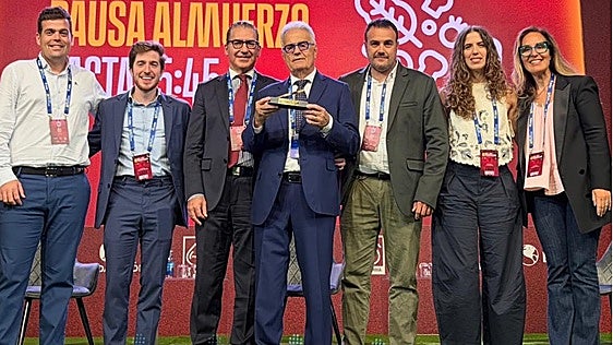 El Dr. Ramón Cugat recibe el 'Bisturí de Oro 2026' por su trayectoria pionera en la medicina deportiva