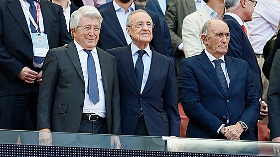 El enfado de Florentino  por la presencia de Riquelme en el palco: «Si me lo encuentro, yo me voy del estadio»