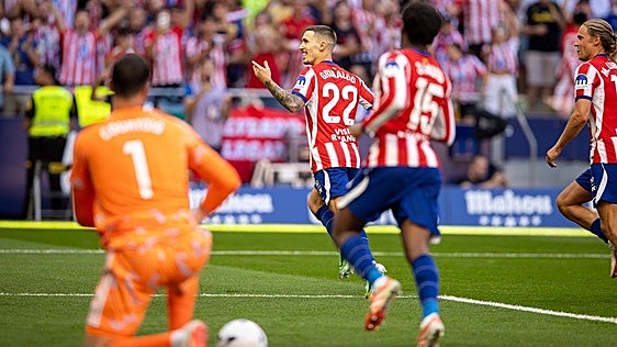 Otro revolcón al Madrid en el Metropolitano en un polémico derbi