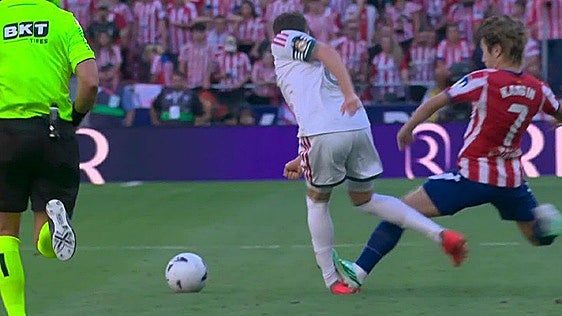 Ortiz Arias se comió dos rojas al Atlético