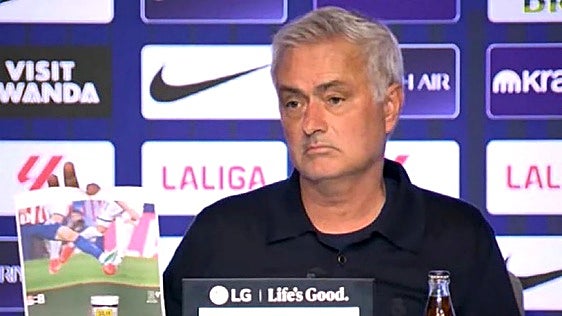 El Atlético carga contra Mourinho con una impresora: 'Stop acoso arbitral'
