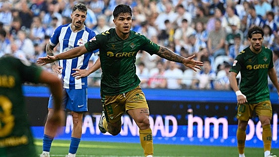 Cucho ya iguala a Parrott en el anuncio de la positiva competencia en la delantera del Betis