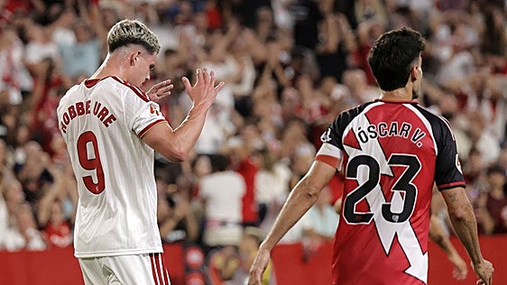 Robbie Ure sufre el mal del '9' en el Sevilla FC
