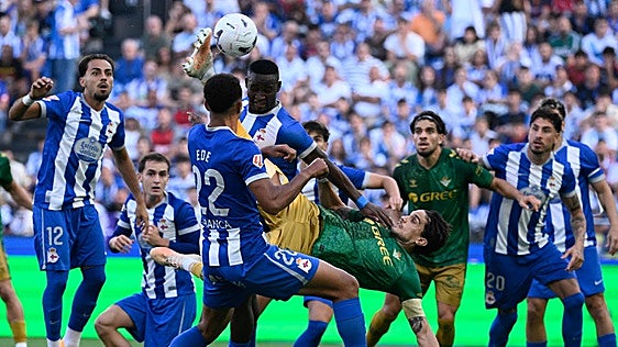 Plan individual para Bartra tras descartarse una lesión después de ser sustituido en el Deportivo - Betis