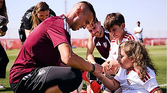El Sevilla FC hace realidad un sueño para Alejandro y Belén