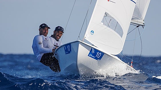 Alfredo González y Cristian Sánchez arrancan liderando el Mundial de Snipe en Mahón
