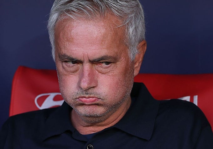 Mourinho resopla en el banquillo durante el pasado derbi madrileño