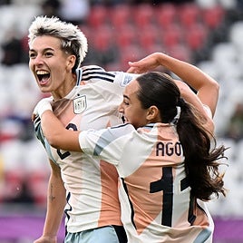 Pau y Agote celebran el segundo gol de España.