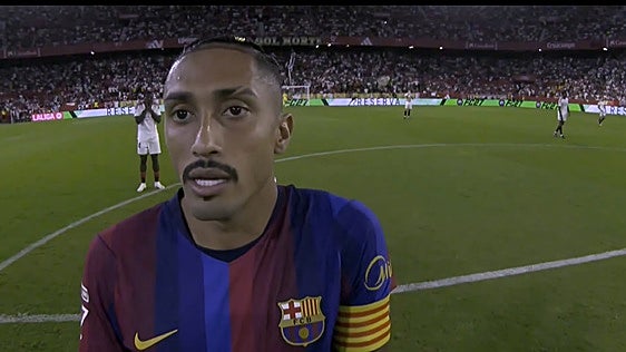 Las quejas de Raphinha a Martínez Munuera en el partido ante el Sevilla FC: «Hasta que no marcas una o dos faltas ellos no van a dejar de hacer esto»