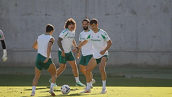 El Betis vuelve a los entrenamientos con Diego Llorente y sin Bartra y los internacionales
