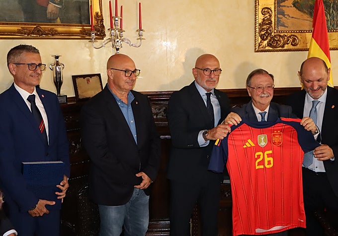 Gaona junto a De la Fuente, Louzán y Juan Jesús Vivas, presidente de Ceuta, durante la presentación del España-México.