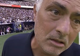 Imagen del diálogo entre José Mourinho y el árbitro del derbi Ortiz Arias