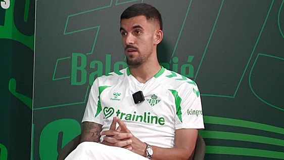 Dani Ceballos, durante su entrevista con la televisión del Betis
