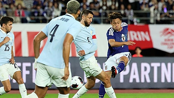 Minutos para Facundo Bernal en el debut de Forlán como técnico de Uruguay