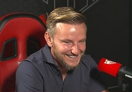 Ivan Rakitic atiende a los medios de comunicación oficiales del Sevilla FC.